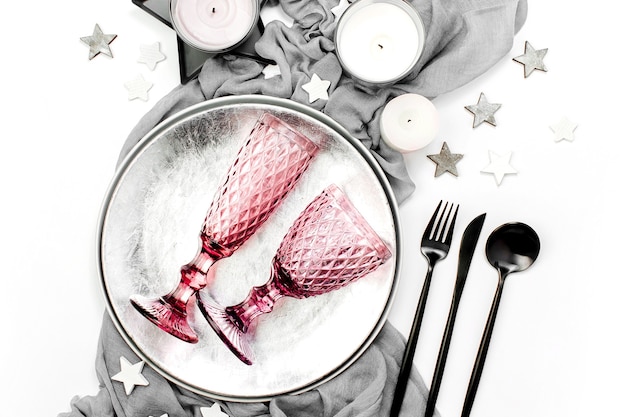 Kolacja przy świecach z pięknie podanym daniem